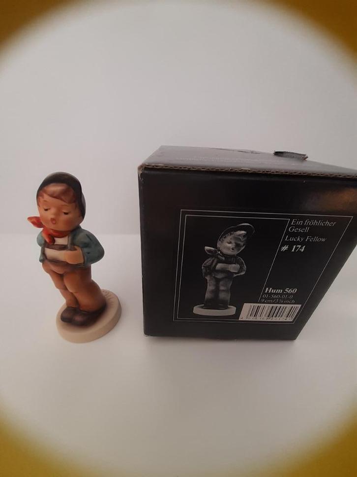 Hummel beeldje 560 "Ein fröhlicher gesell", Verzamelen, Beelden en Beeldjes, Zo goed als nieuw, Hummel, Ophalen of Verzenden