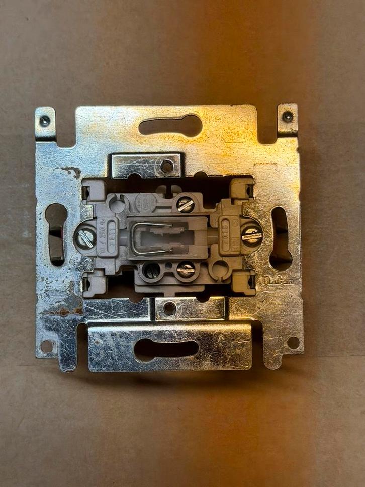 NIKO PR20 - wisselschakelaar, Bricolage & Construction, Électricité & Câbles, Utilisé, Interrupteur, Interrupteur, Enlèvement ou Envoi