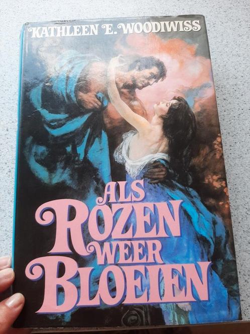 Als Rozen Weer Bloeien – Kathleen E. Woodiwiss, Boeken, Historische romans, Gelezen, Ophalen of Verzenden