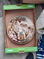 Un plat ancien rare, grand et rond, orné de motifs en relief