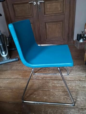 Chaises salle à manger IKEA en cuir 2 bleues/2 brunes  disponible aux enchères