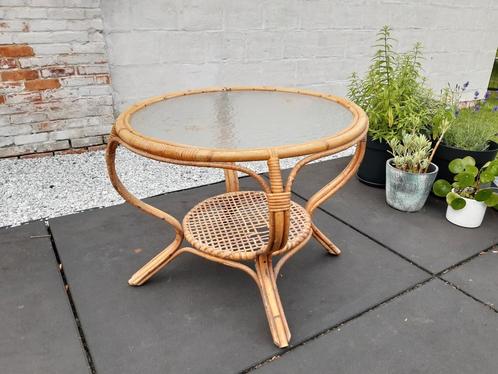 vintage jaren 60 bijzettafeltje in rotan., Maison & Meubles, Tables | Tables d'appoint, Utilisé, Rond, 45 à 60 cm, 55 à 75 cm