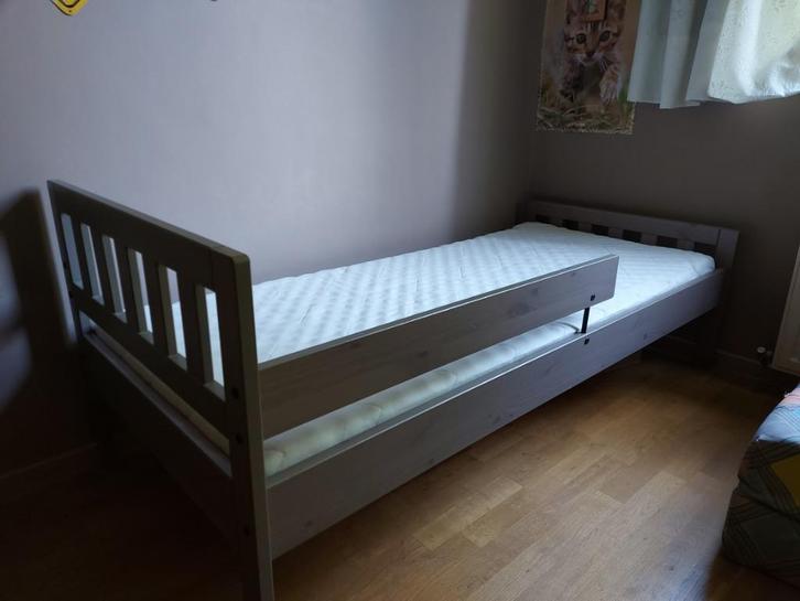 Lit enfant bois foncé 70x160 cm + matelas, Enfants & Bébés, Chambre d'enfant | Lits, Utilisé, 140 à 160 cm, 70 à 85 cm, Sommier à lattes