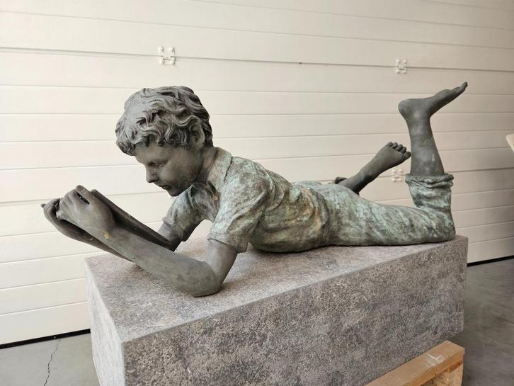 BRONZEN LEZENDE JONGEN OUDERE BRONS, OOK MEISJES LAGE PRIJS!, Tuin en Terras, Tuinbeelden, Gebruikt, Mensenbeeld, Overige materialen