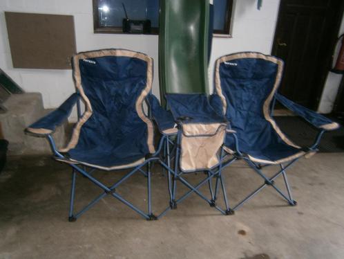 chaises pliantes doubles avec une table au milieu., Jardin & Terrasse, Chaises de jardin, Comme neuf, Autres matériaux, Enlèvement ou Envoi