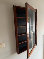 Mahonie vitrine kastje, Enlèvement