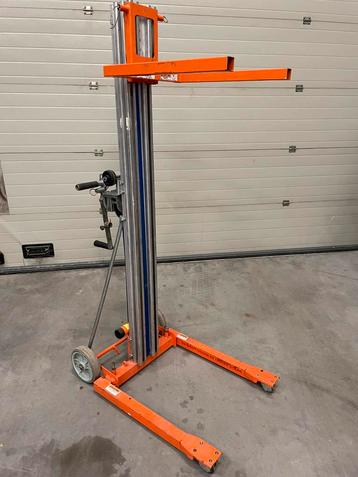 Materiaallift/kanaallift beschikbaar voor biedingen