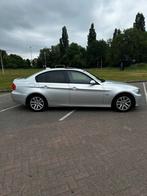 BMW 318i E90 - 2006 - Automaat - 135.000 km - €6.000, Auto's, Automaat, Zwart, Berline, Grijs