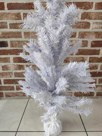 Witte kerstboom van 90 cm hoogte.  beschikbaar voor biedingen