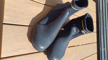 Surfschoenen 35/36 weinig gebruikt en 38/39 nieuw.       beschikbaar voor biedingen