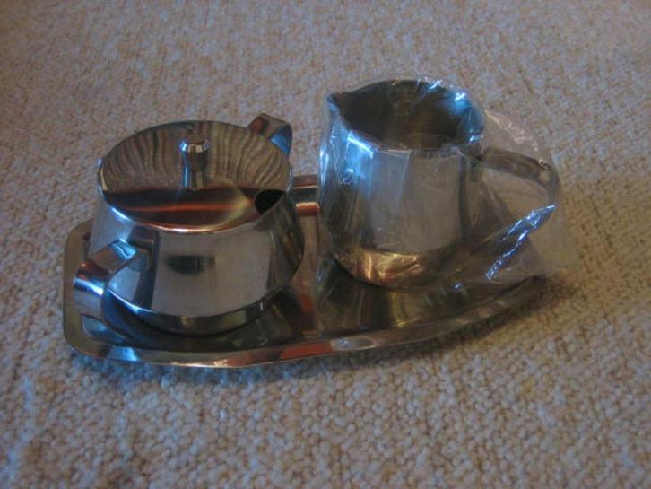 Schaal met inox melkkan en suikerpot/ Nieuw, Huis en Inrichting, Keuken | Servies, Nieuw, Ophalen of Verzenden