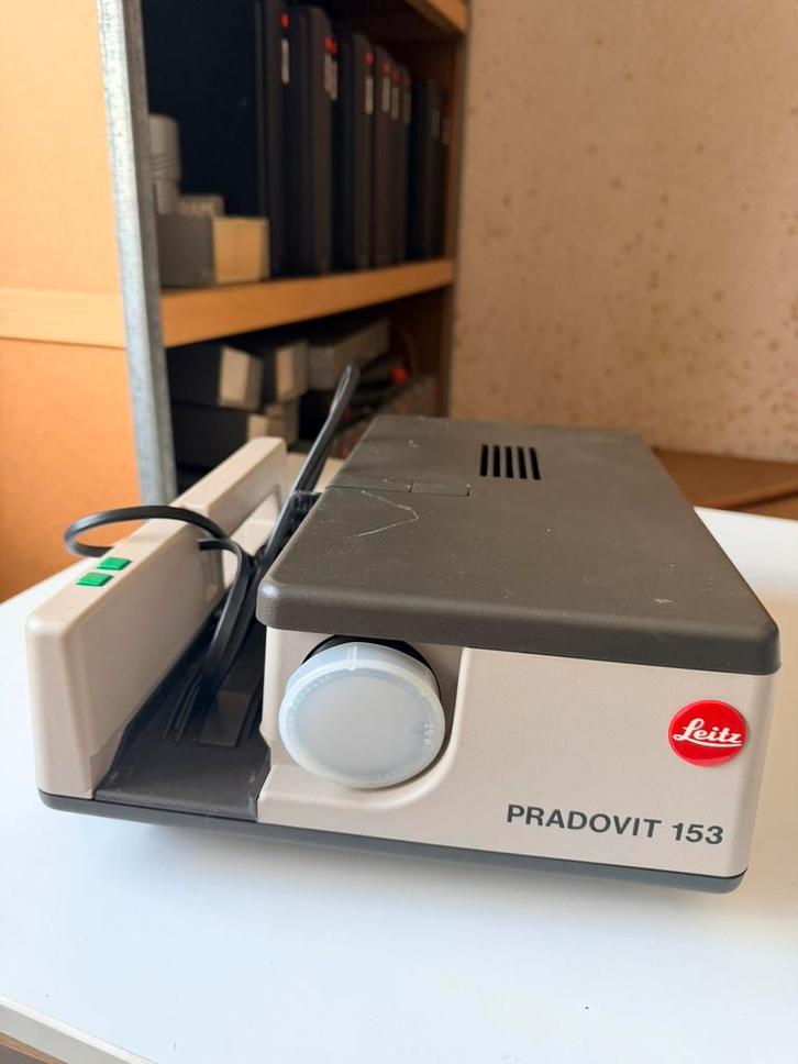 Projecteur diapositives Leitz Pradovit 153 - vintage, TV, Hi-fi & Vidéo, Projecteurs dias, Utilisé, Enlèvement