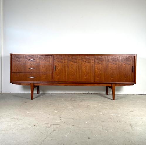 Violetta Sideboard in Scandinavische stijl, Huis en Inrichting, Kasten | Dressoirs, Zo goed als nieuw, 150 tot 200 cm, 25 tot 50 cm