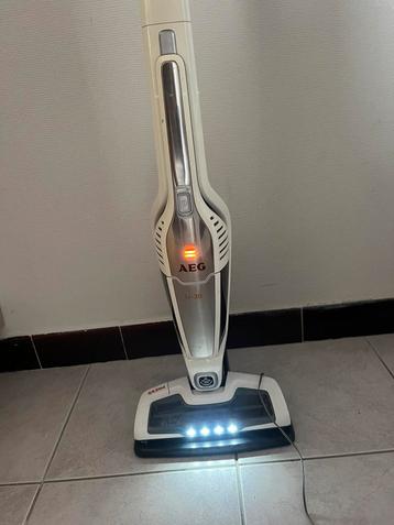 Aspirateur balai blanc de la marque « AEG », Enlèvement ou Envoi, Comme neuf, Aspirateur de table