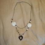 Wit-zwarte lange halsketting, Ophalen