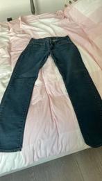 Donkerblauwe jeans levis 28 smalle pijpen, Kleding | Dames, Ophalen of Verzenden, Zo goed als nieuw