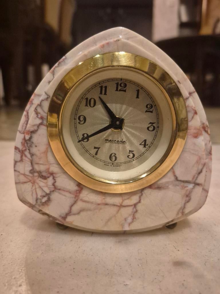 Pendule/borne mercedes en marbre rose en très bon état., Antiquités & Art, Antiquités | Horloges, Enlèvement