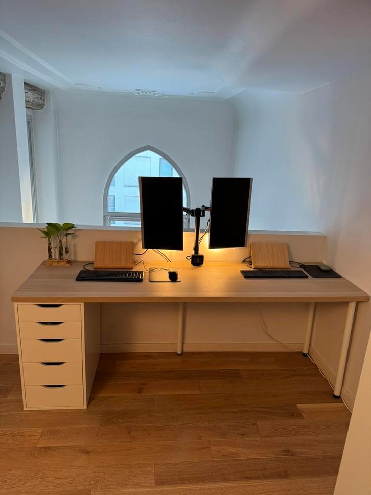 Bureau Ikea + Ladekast + schermhouder, Maison & Meubles, Bureaux, Comme neuf, Bureau, Enlèvement