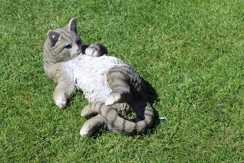 Standbeeld van een grijze kat op de rug., Tuin en Terras, Tuinbeelden, Nieuw, Dierenbeeld, Kunststof, Ophalen