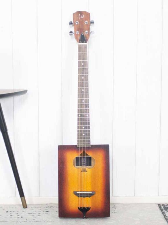 Cigar Box Guitar J.N Guitars Cask Firkin Ace of Spades, Muziek en Instrumenten, Snaarinstrumenten | Gitaren | Akoestisch, Zo goed als nieuw