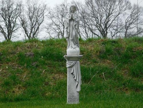 Marie sur un piédestal avec monogramme grec - 160 cm - Pierr, Jardin & Terrasse, Statues de jardin, Neuf, Pierre, Enlèvement ou Envoi