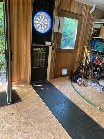 Dart met verlichting in kast met rubbermat, Enlèvement, Comme neuf