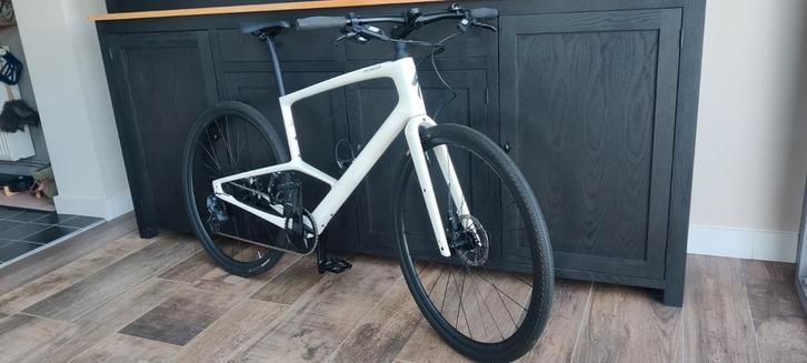 Specialized SIRRUS X 6.0 Large size - 2025, Vélos & Vélomoteurs, Vélos | Hommes | Vélos de sport & Vélo de randonnée, Enlèvement