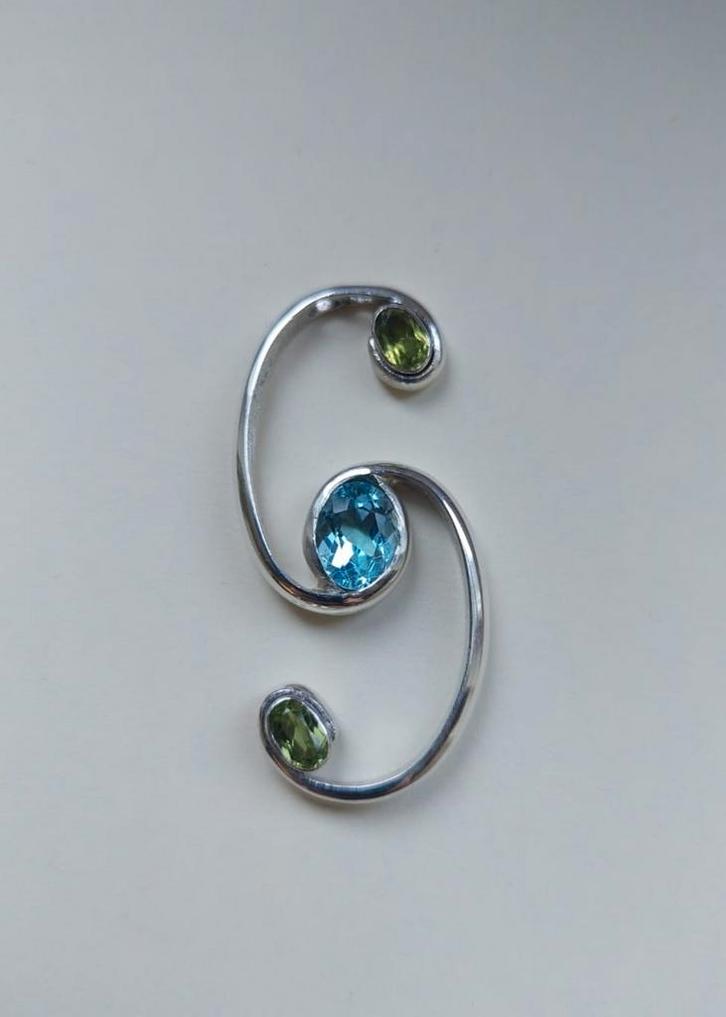 Silveren ketting hanger. Met de edelstenen. Solid zilver., Handtassen en Accessoires, Kettinghangers, Zilver, Zilver, Ophalen of Verzenden