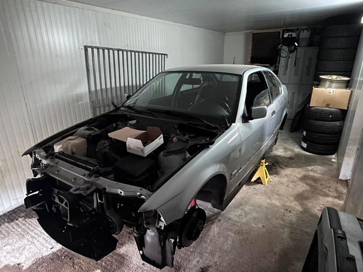 Bmw E36 compact, Auto-onderdelen, Carrosserie, Bumper, BMW, Voor, Ophalen of Verzenden