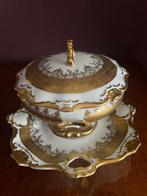 Porceleinen schaal met bijhorende onderschotel, Ophalen