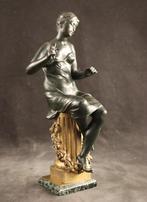 Sculpture ancienne en bronze d'une jeune femme, Antiquités & Art, Envoi