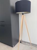 Scandinavisch, modern met houten poten., Huis en Inrichting, Lampen | Vloerlampen, Ophalen, Hout, Zo goed als nieuw, Modern