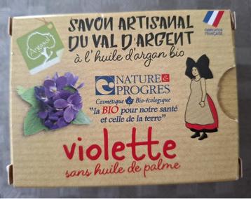 Nature et Progrès handgemaakte zeep „violet” beschikbaar voor biedingen