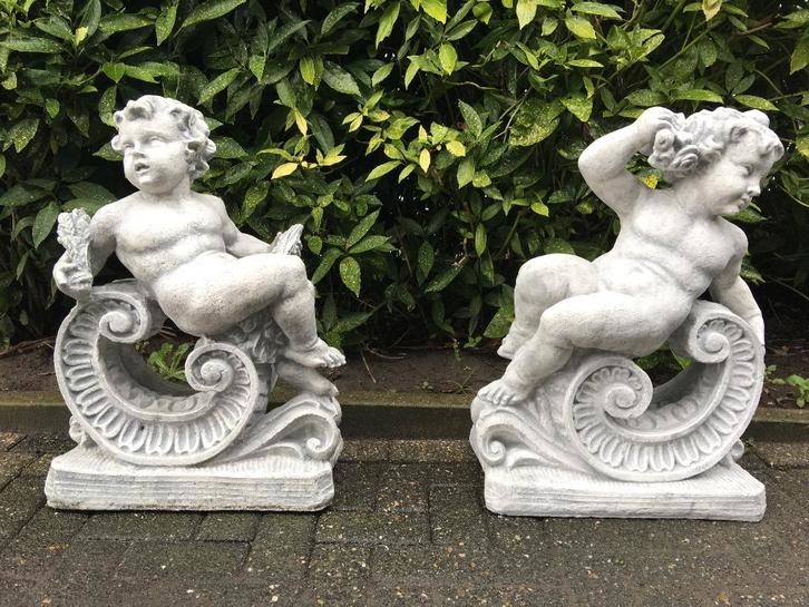 Engel liggend beeld, lente op krul., Tuin en Terras, Tuinbeelden, Engelenbeeld, Steen, Ophalen of Verzenden