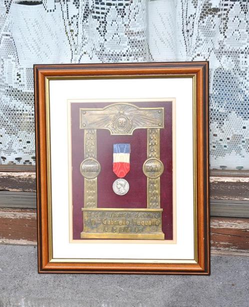 cadre avec medaille d'honneur au travail france 1931, Timbres & Monnaies, Pièces & Médailles, Enlèvement ou Envoi