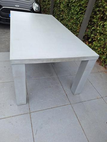 Eettafel beton-look beschikbaar voor biedingen