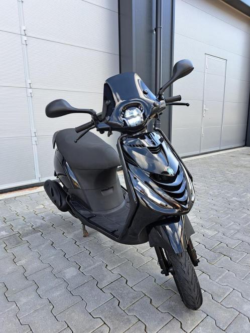 Trottinette Piaggio Zip 4T, noir brillant (option LED complè, Vélos & Vélomoteurs, Cyclomoteurs | Derbi, Comme neuf, Classe B (45 km/h)