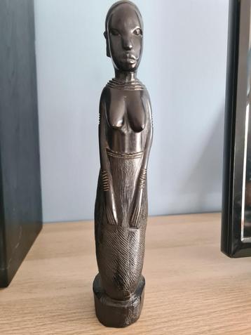 Handgesneden houten Afrikaanse vrouwenfiguur – decoratief tr beschikbaar voor biedingen