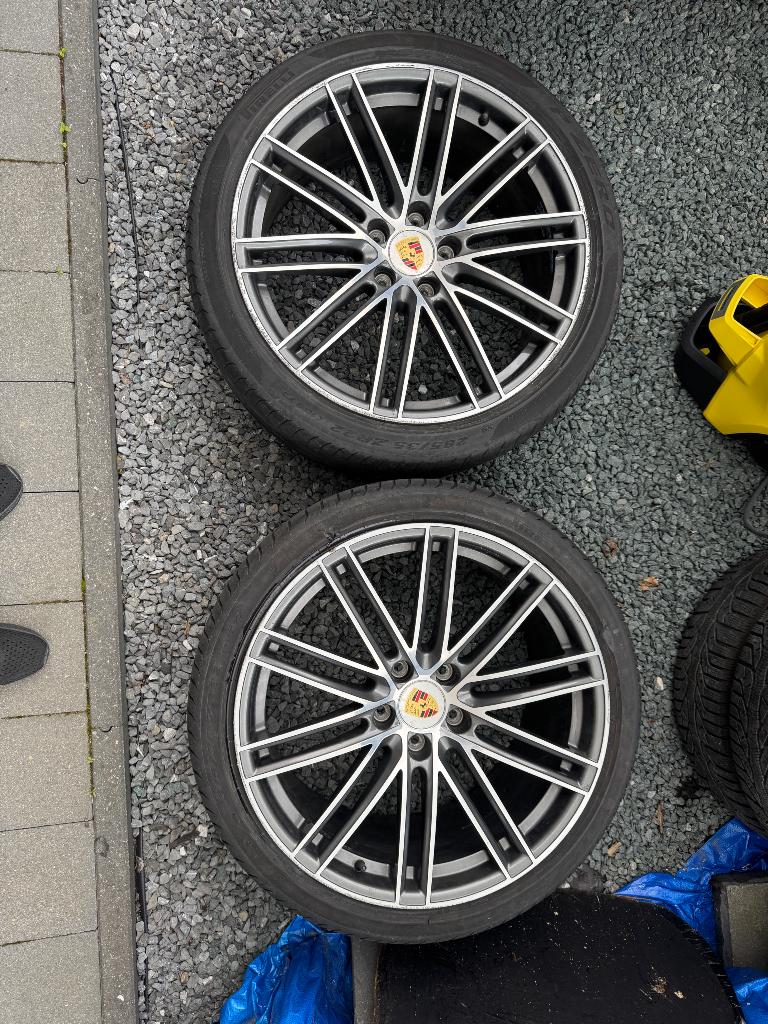 2 jantes avec pneus Porsche 22 pouces, Autos : Pièces & Accessoires, Pneus & Jantes, 4 Saisons, Autre, Autres dimensions, Enlèvement