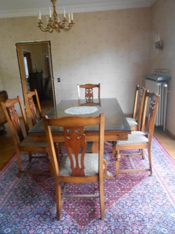 EETTAFEL MET ZES STOELEN EN KAST GRATIS beschikbaar voor biedingen