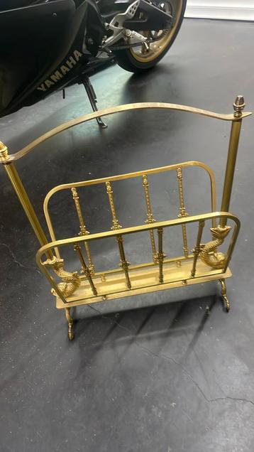 Antieke tijdschrifthouder beschikbaar voor biedingen