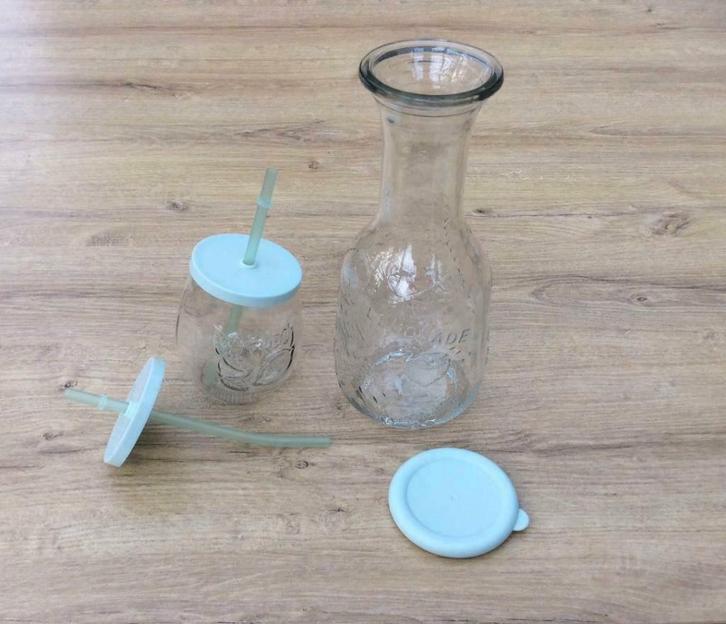 Glazen karaf met bijhorend glas (met 2 dekseltjes en rietje), Huis en Inrichting, Keuken | Servies, Gebruikt, Glas, Ophalen of Verzenden