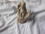 beeld, baby in een hand, Ophalen of Verzenden, Zo goed als nieuw