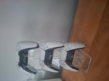 Controller houder en koptelefoon houder  beschikbaar voor biedingen