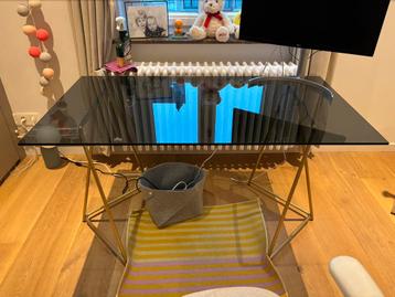 Bureau van gehard glas met koperen poten  beschikbaar voor biedingen