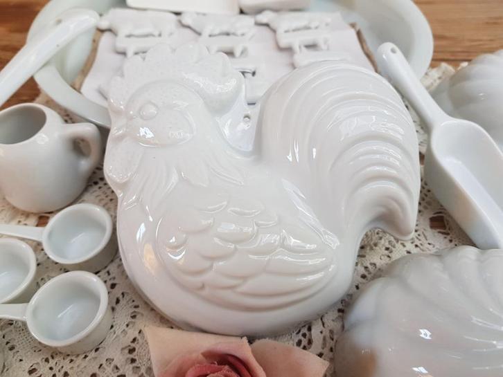 Wit porseleinen puddingvormpje haan, PASEN, Antiek en Kunst, Curiosa en Brocante, Ophalen of Verzenden