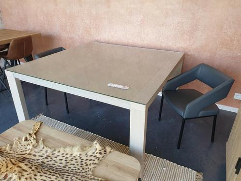 Vierkante stevige tafel inclusief glasplaat., Huis en Inrichting, Tafels | Eettafels, Gebruikt, Ophalen
