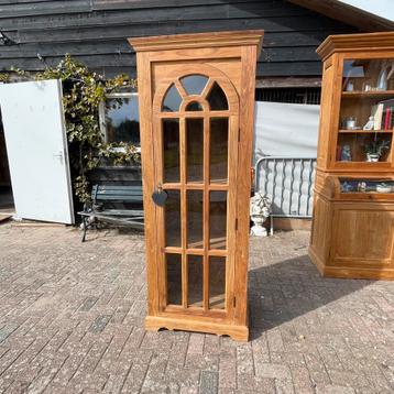 Een uniek teak Kastje met half ronde deur. beschikbaar voor biedingen
