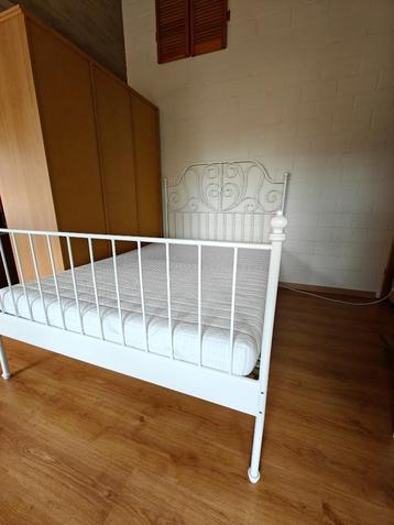 Bedframe met lattenbodems en matras  beschikbaar voor biedingen