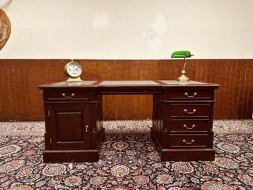 Klassiek Engels Chesterfield Bureau beschikbaar voor biedingen
